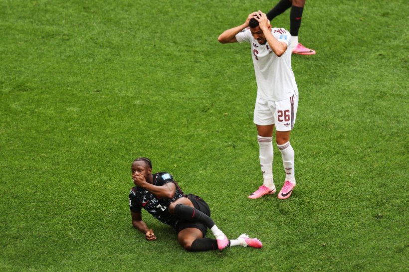 لقطة إنسانية من لاعب قطر تخطف أنظار العالم